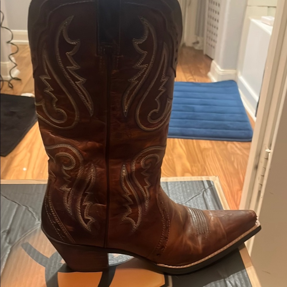 Ariat Chestnut Heeled Boots with Embroidery. Ariat Heritage Western x toe